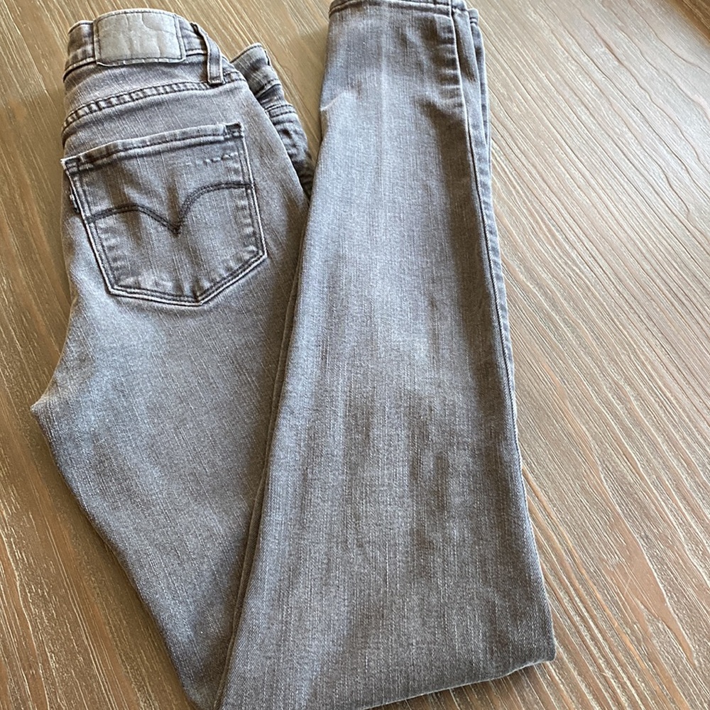 Levi’s faded black denim jeans in size 25 high rise skinny.